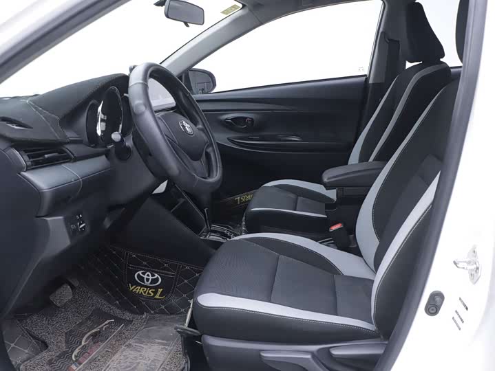 Фото 3 - Toyota Yaris L Hatchback