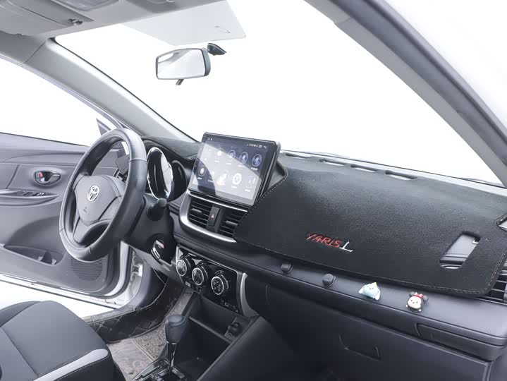 Фото 5 - Toyota Yaris L Hatchback