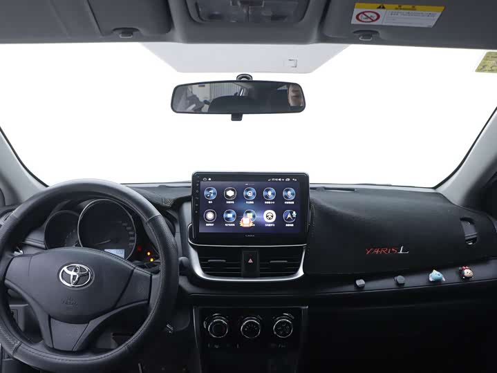 Фото 6 - Toyota Yaris L Hatchback