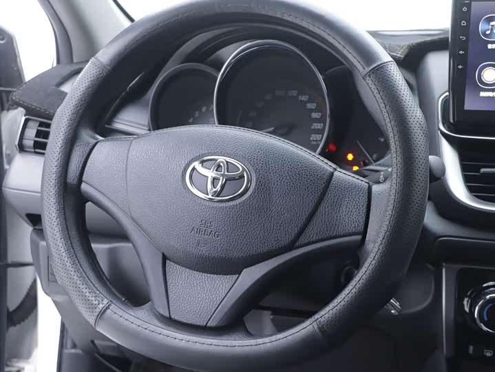 Фото 7 - Toyota Yaris L Hatchback