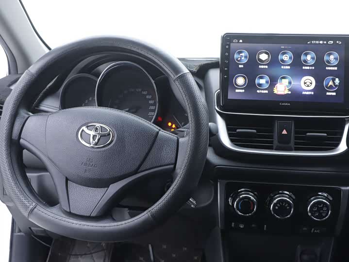 Фото 8 - Toyota Yaris L Hatchback