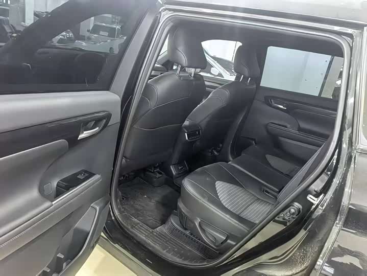 Фото 7 - Toyota Crown Kluger