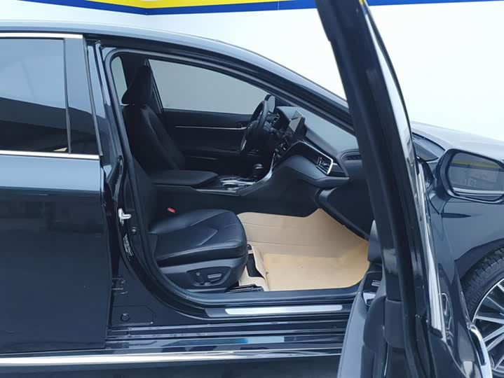 Фото 8 - Toyota Camry