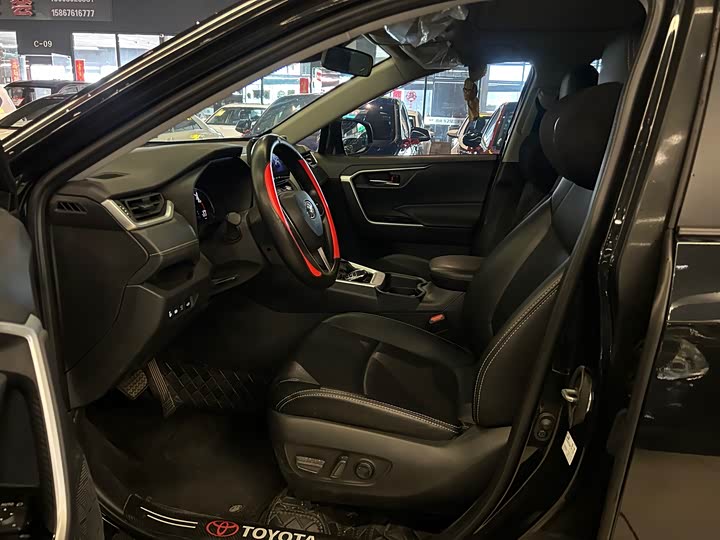 Фото 5 - Toyota RAV4