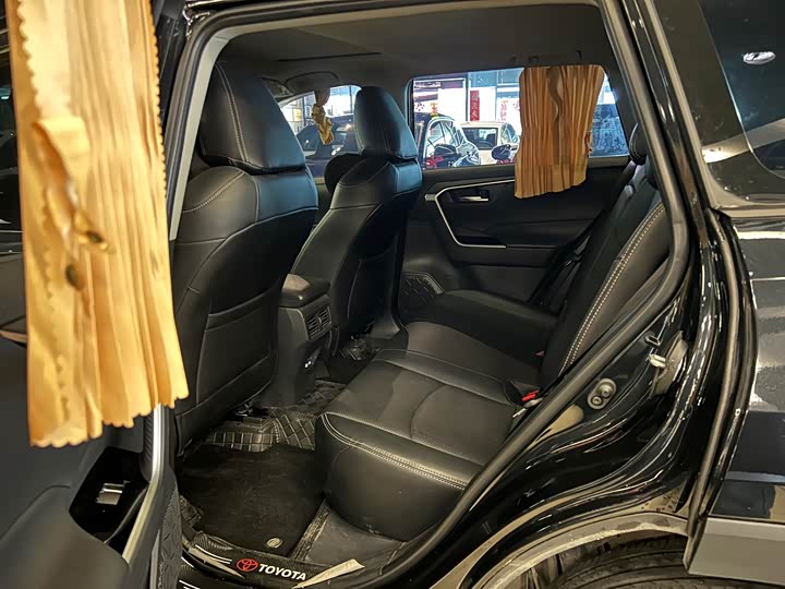 Фото 6 - Toyota RAV4