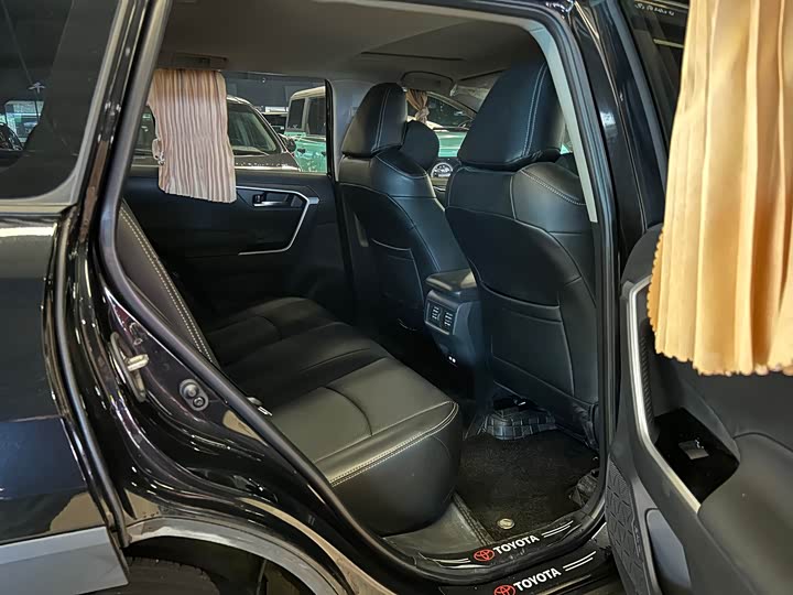 Фото 8 - Toyota RAV4