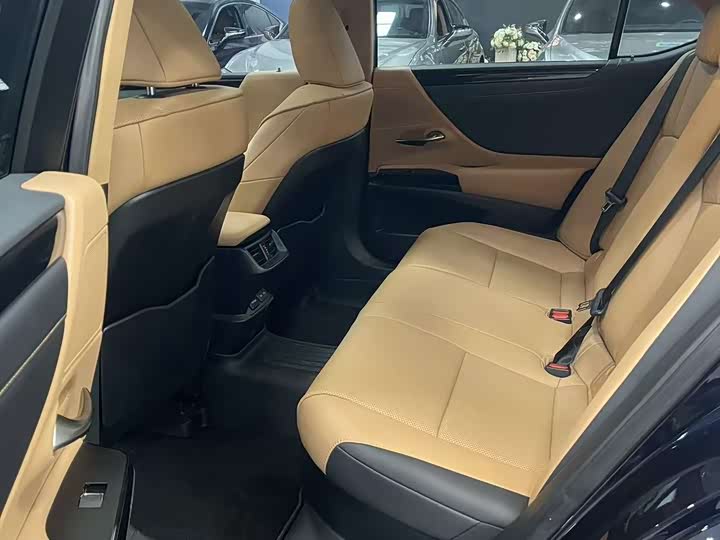 Фото 7 - Lexus ES