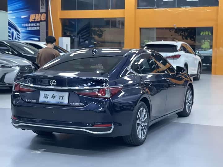 Фото 8 - Lexus ES