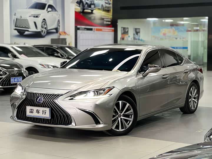 Фото 1 - Lexus ES