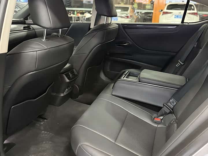 Фото 6 - Lexus ES