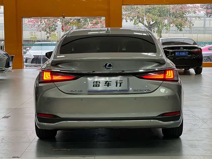 Фото 7 - Lexus ES