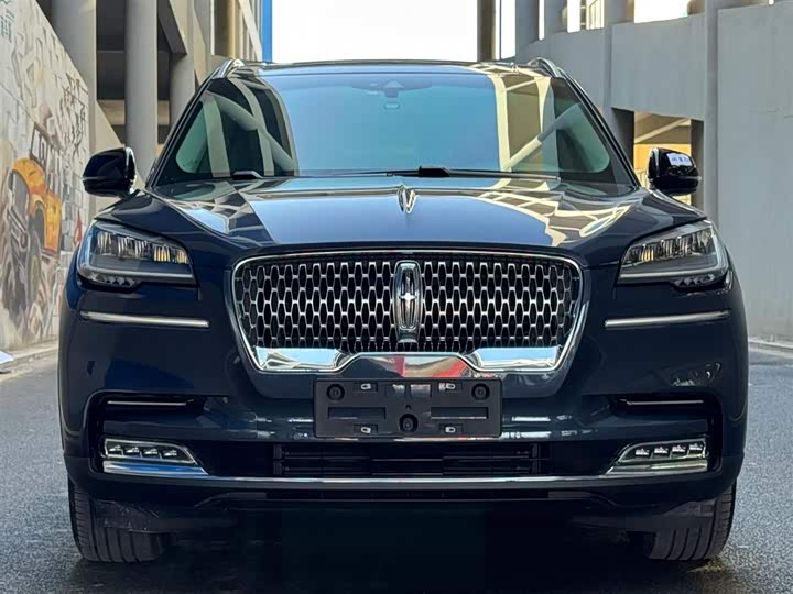 Фото 2 - Lincoln Aviator