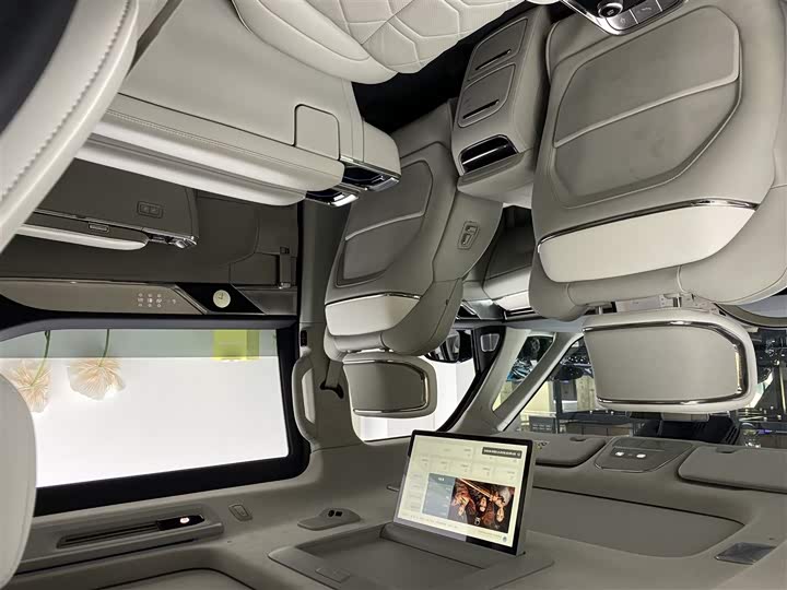 Фото 8 - Volvo EM90