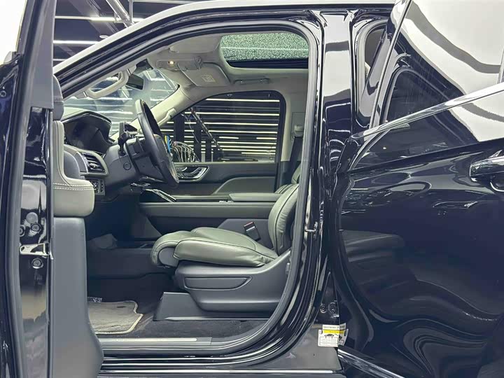 Фото 6 - Lincoln Navigator