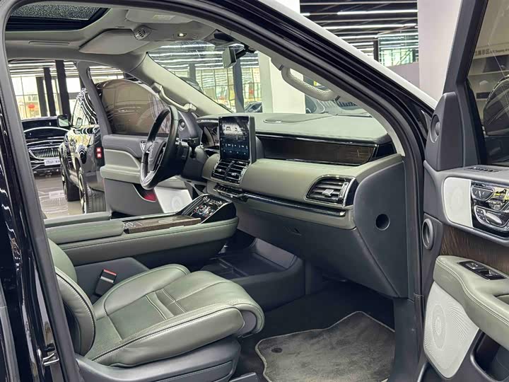 Фото 8 - Lincoln Navigator