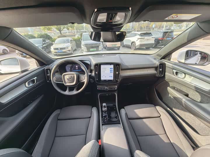 Фото 8 - Volvo XC40