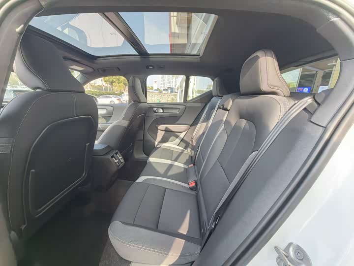 Фото 9 - Volvo XC40