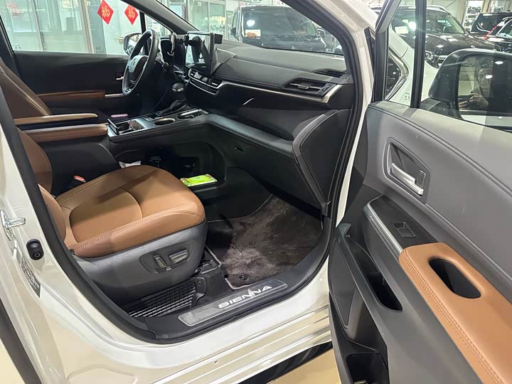 Фото 4 - Toyota Sienna