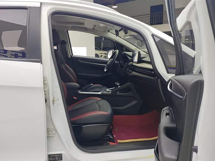 Фото 8 - Geely Vision X3