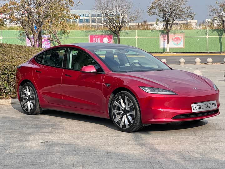 Фото 3 - Tesla Model 3