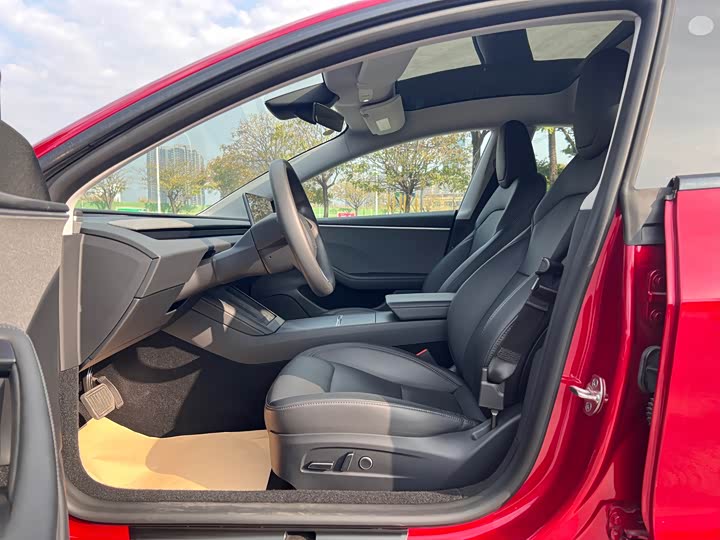 Фото 4 - Tesla Model 3