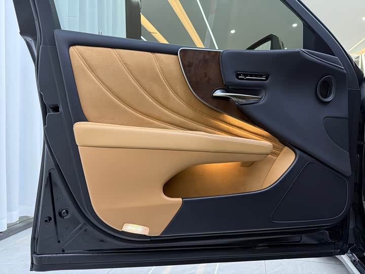 Фото 3 - Lexus LS