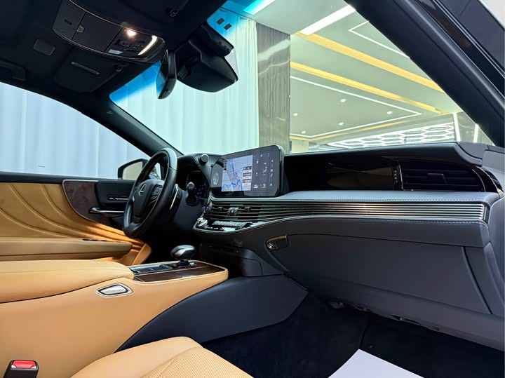 Фото 9 - Lexus LS