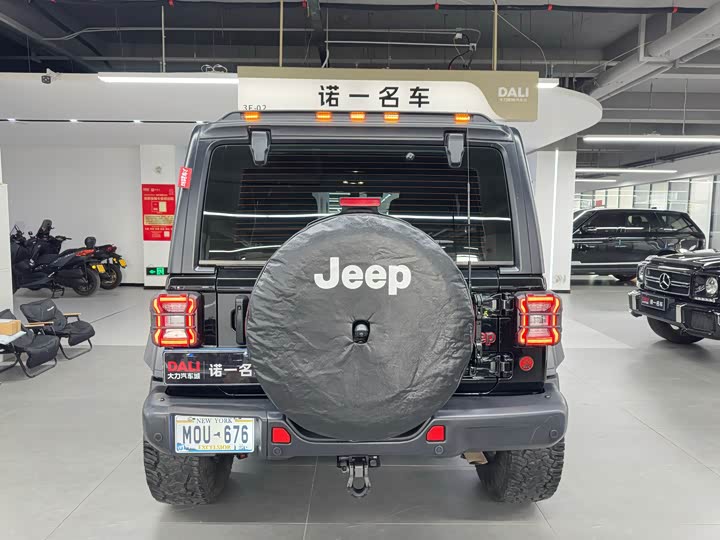 Фото 4 - Jeep Wrangler