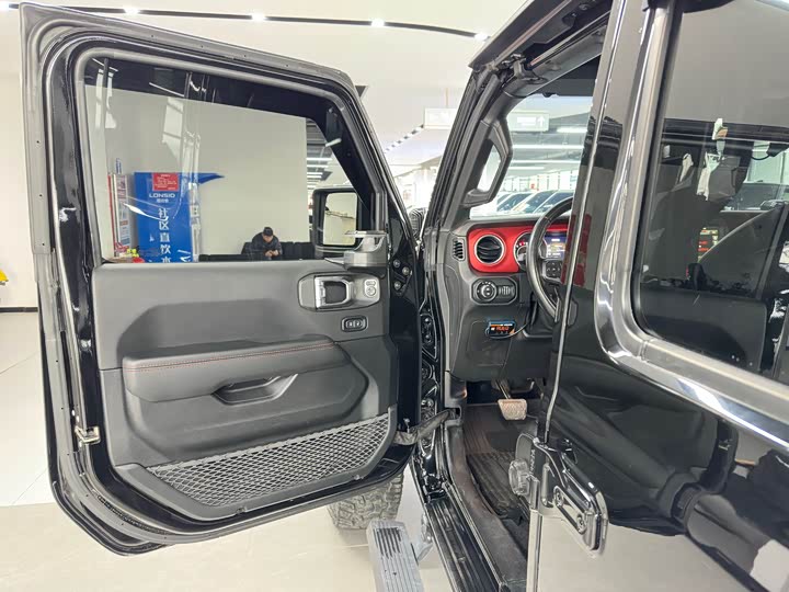 Фото 8 - Jeep Wrangler