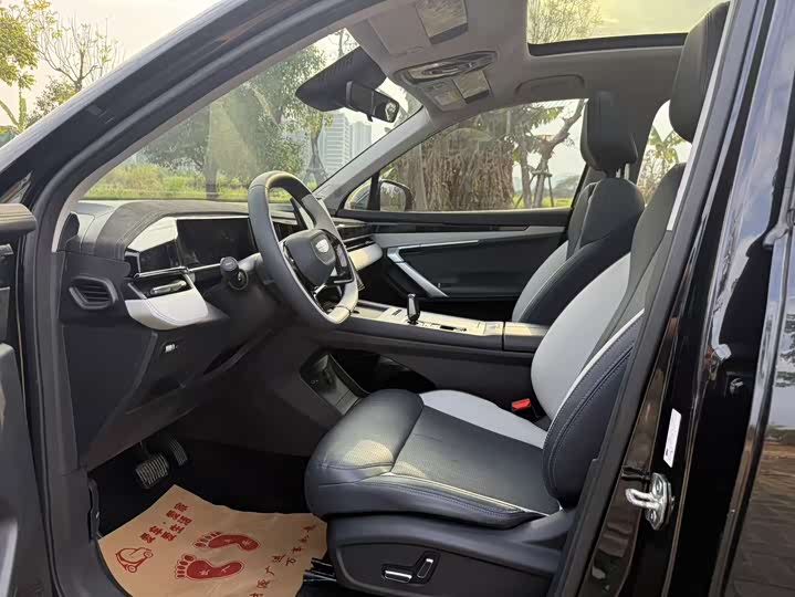 Фото 6 - Geely Atlas L