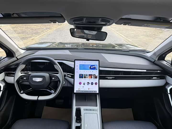 Фото 8 - Geely Atlas L