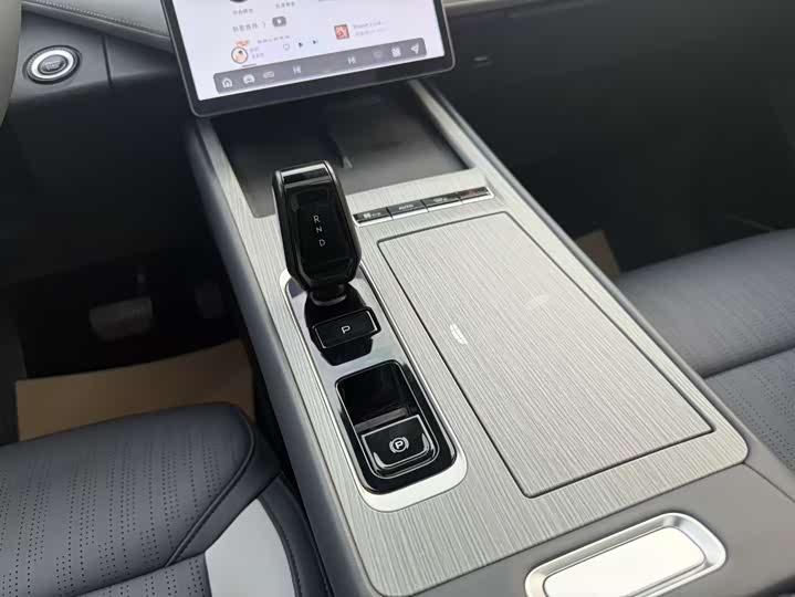 Фото 9 - Geely Atlas L