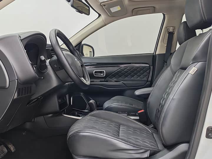 Фото 7 - Mitsubishi Outlander