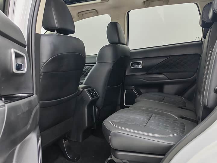 Фото 8 - Mitsubishi Outlander