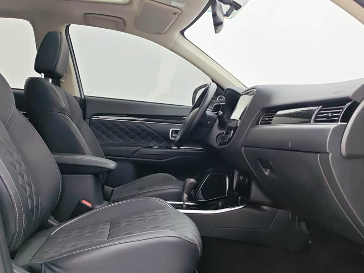 Фото 9 - Mitsubishi Outlander