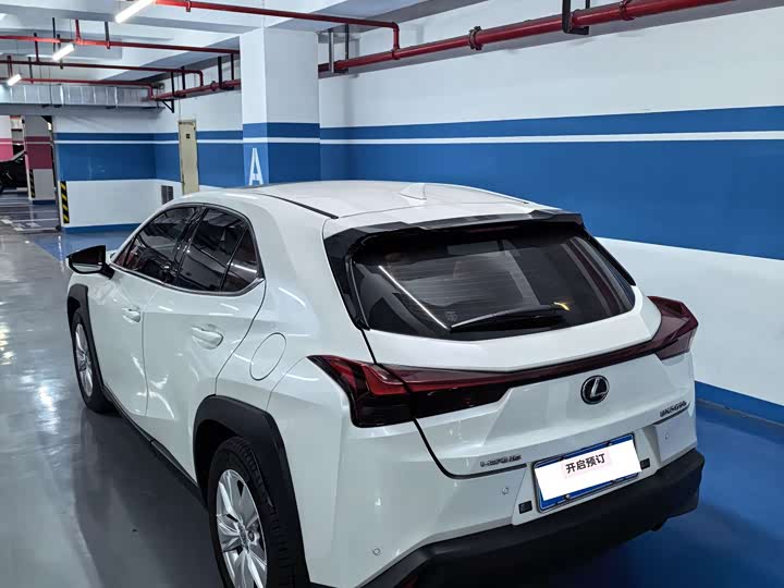 Фото 9 - Lexus UX