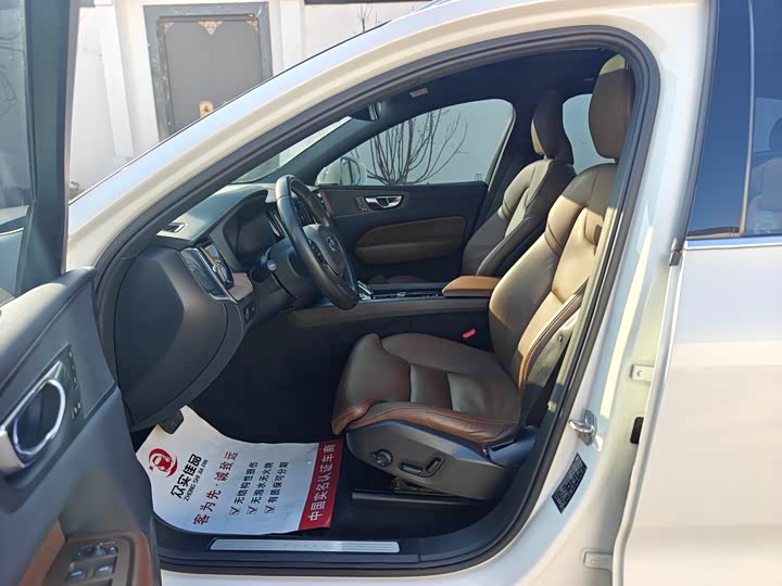 Фото 8 - Volvo XC60