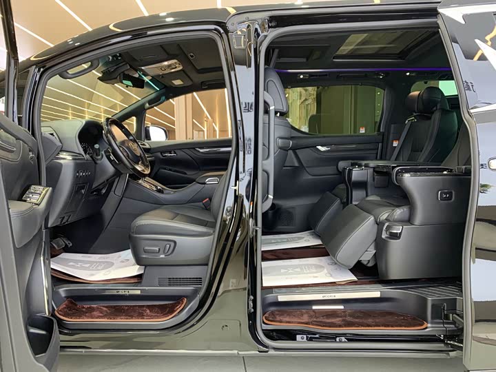 Фото 7 - Lexus LM