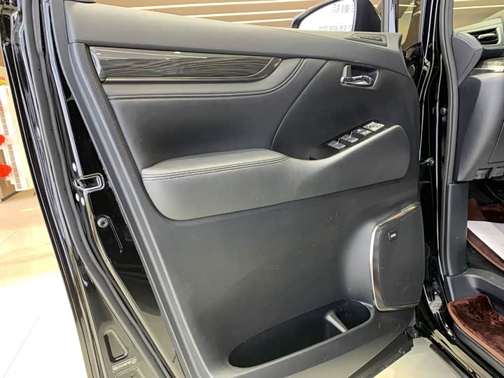 Фото 9 - Lexus LM