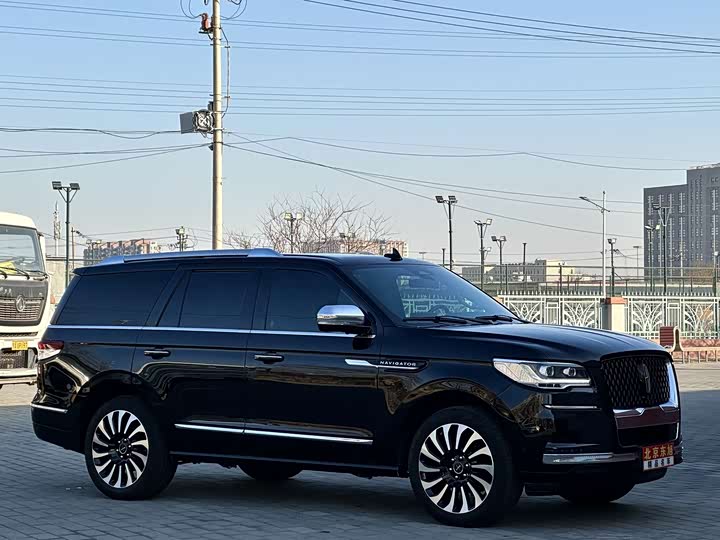 Фото 2 - Lincoln Navigator