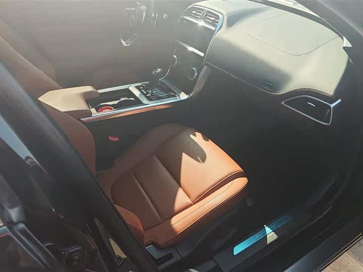 Фото 8 - Jaguar XE L