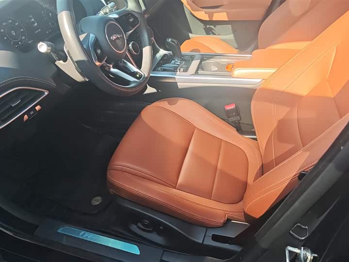 Фото 9 - Jaguar XE L