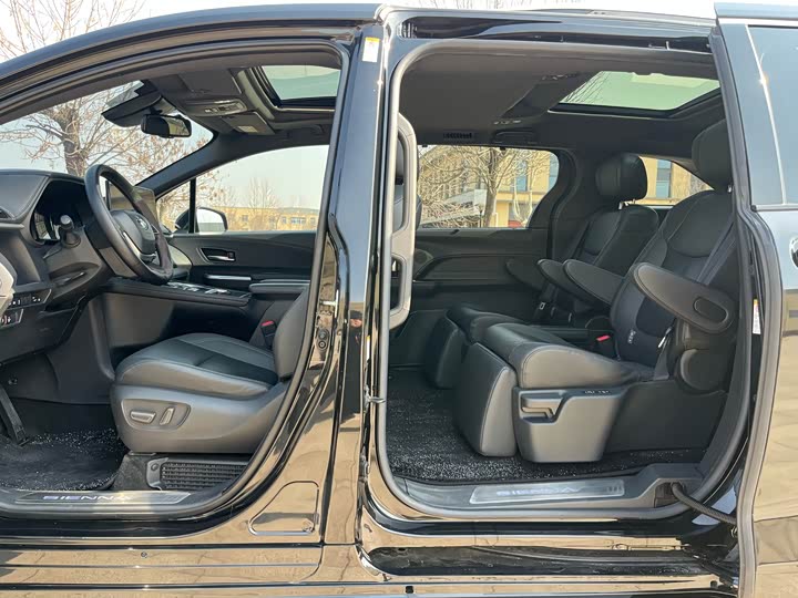 Фото 7 - Toyota Sienna