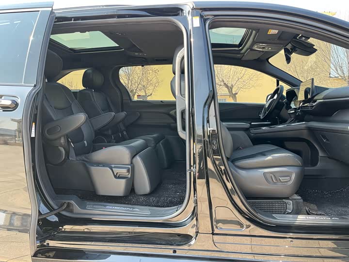 Фото 8 - Toyota Sienna