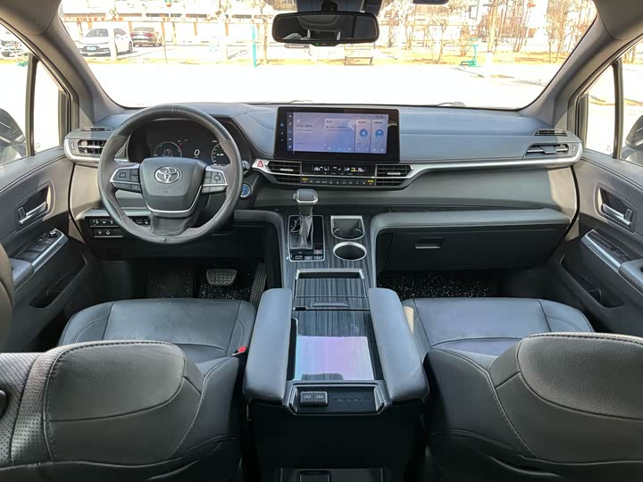 Фото 9 - Toyota Sienna