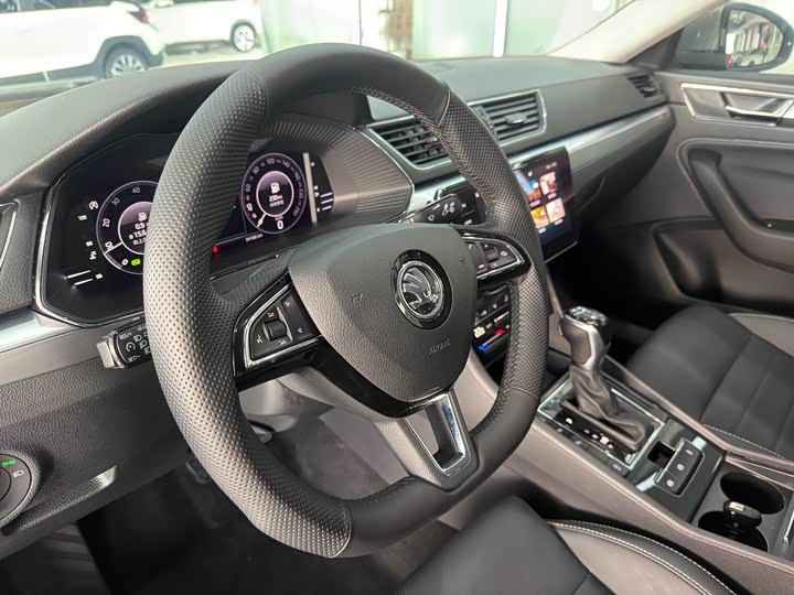 Фото 8 - Skoda Superb