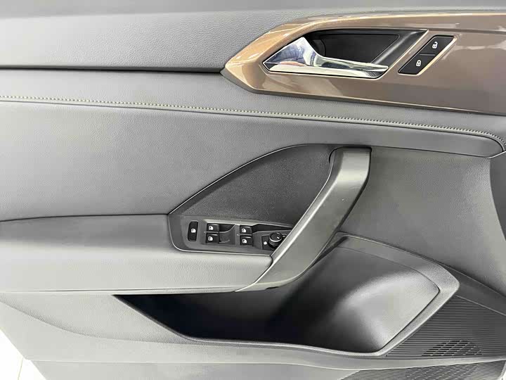 Фото 7 - Volkswagen Tharu