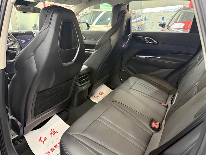 Фото 8 - Hongqi HS3 Hybrid