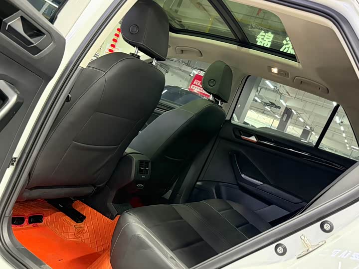 Фото 8 - Volkswagen T-Roc