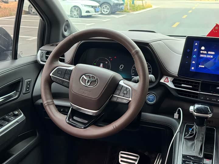 Фото 9 - Toyota Sienna